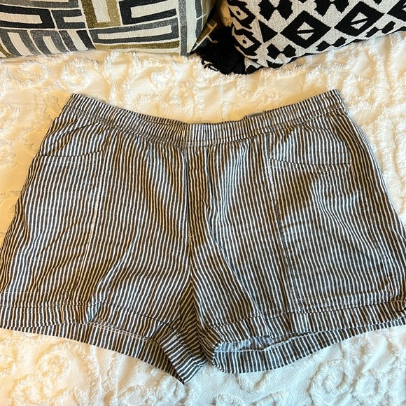 Old Navy XL High-Rise Striped Shorts - Picture 2 of 9